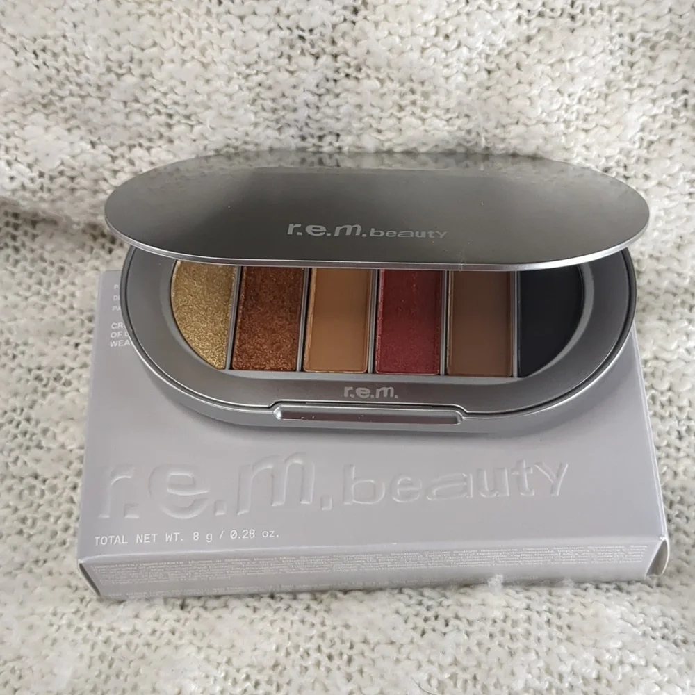 r.e.m. beauty eyeshadow palette in Midnight Shadows, 8g/0.28oz